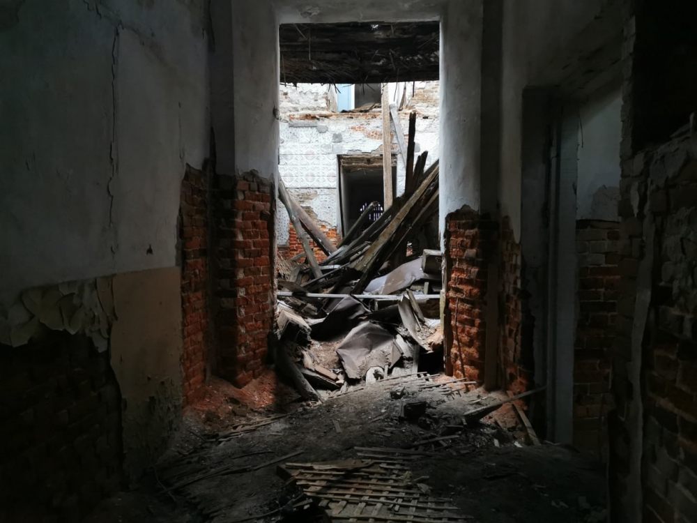 До начала работ предстояло убрать тонны мусора. 