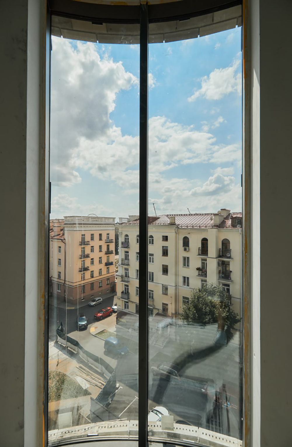 Остекление заслуживает отдельного внимания: оно витражное и радиальное (т. е. скругленные окна) от бренда Schuco. Такое решение – редкость для современной белорусской архитектуры.