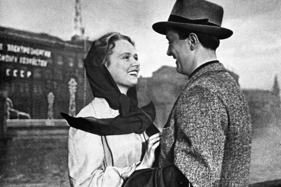 1954 год. Кадр из фильма режиссера Ивана Пырьева «Испытание верности». Варя Лутонина - актриса Нина Гребешкова, Игорь Варенцов - артист Олег Голубицкий.
