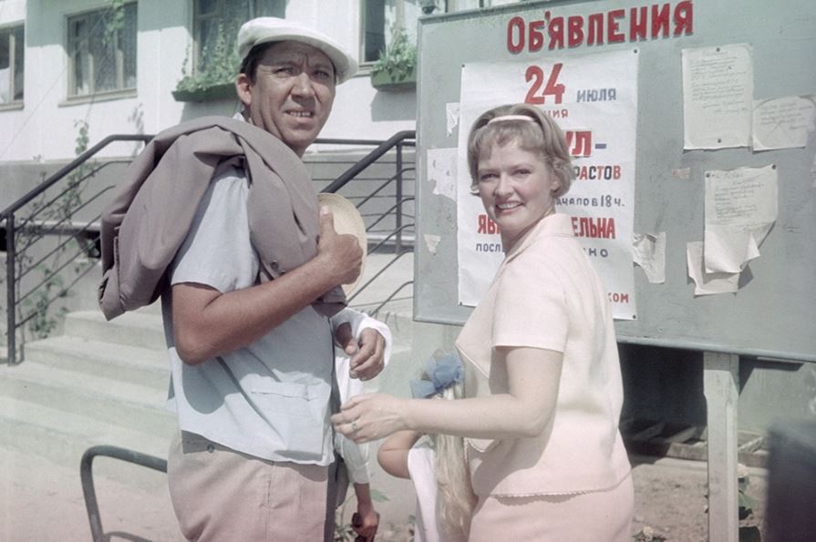 Юрий Никулин и Нина Гребешкова в фильме «Бриллиантовая рука». 