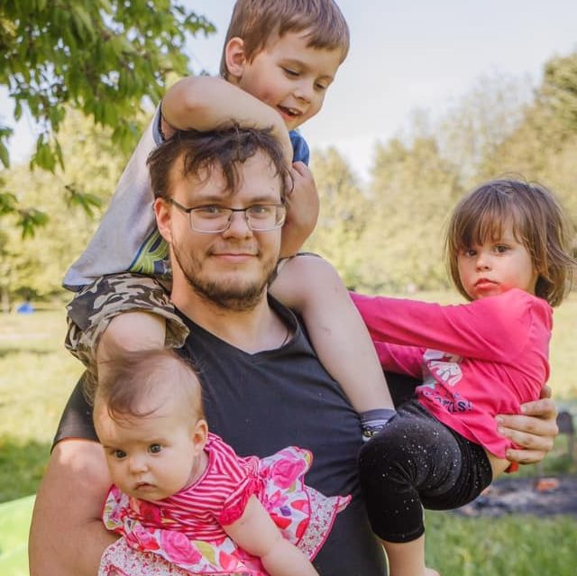 Артем Шпаковский с детьми.