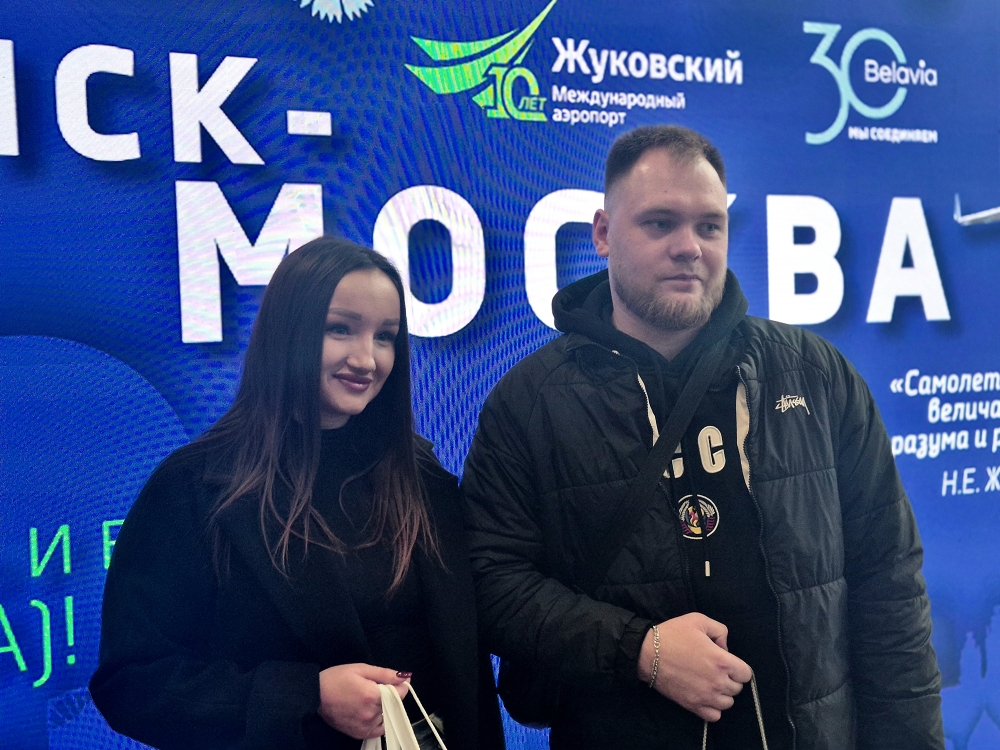 Первые пассажиры, которые прошли регистрацию на рейс, получили памятные подарки. 