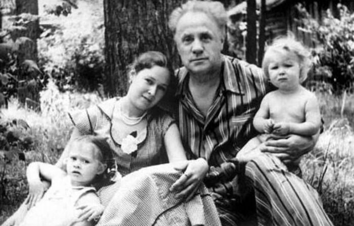 С Майей и дочерьми прожил тридцать лет - до самой смерти в 1981 году.