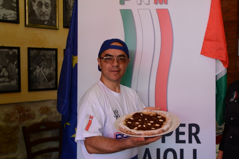 Клаудио Боно, трижды чемпион мира по приготовлению пиццы.