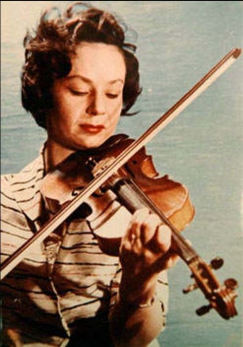 Ради любимого мужа скрипачка Айше «перечеркнула» карьеру смычком. 