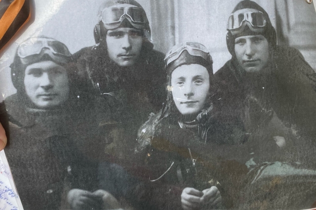 Летчик Петр Толмачев (справа) с друзьями.