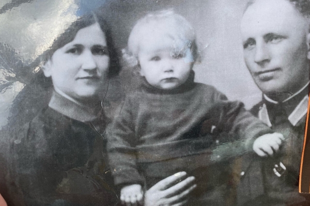 Маленький Витя Толмачев с родителями. 