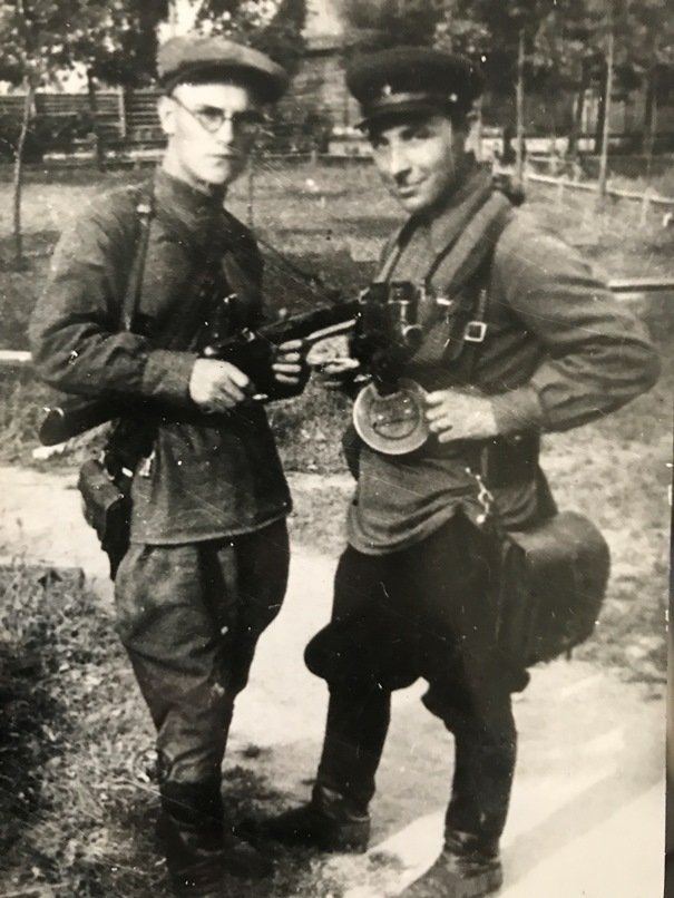 Командир группы «Джек» Павел Крылатых (слева) погиб на второй день.