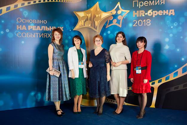 Организатор конкурса с представителями независимого международного жюри, слева направо: Нина Осовицкая, Вероника Королева, Светлана Шапорова, Виктория Рындина, Юлия Бачурко.
