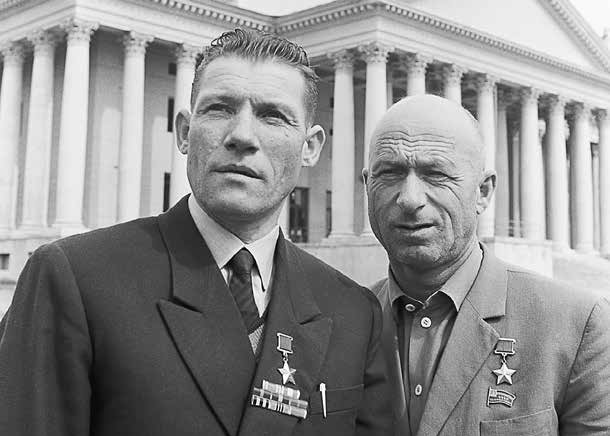 Герои Советского Союза Михаил Егоров (слева) и Мелитон Кантария в 1965 году.