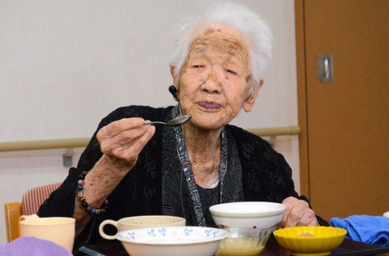 118-летняя Канэ Танака живет в доме престарелых, любит шоколад и газированные напитки.