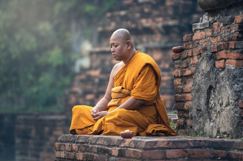 Монахов в Таиланде легко узнать по одежде, гладко выбритой голове и отсутствию обуви. 