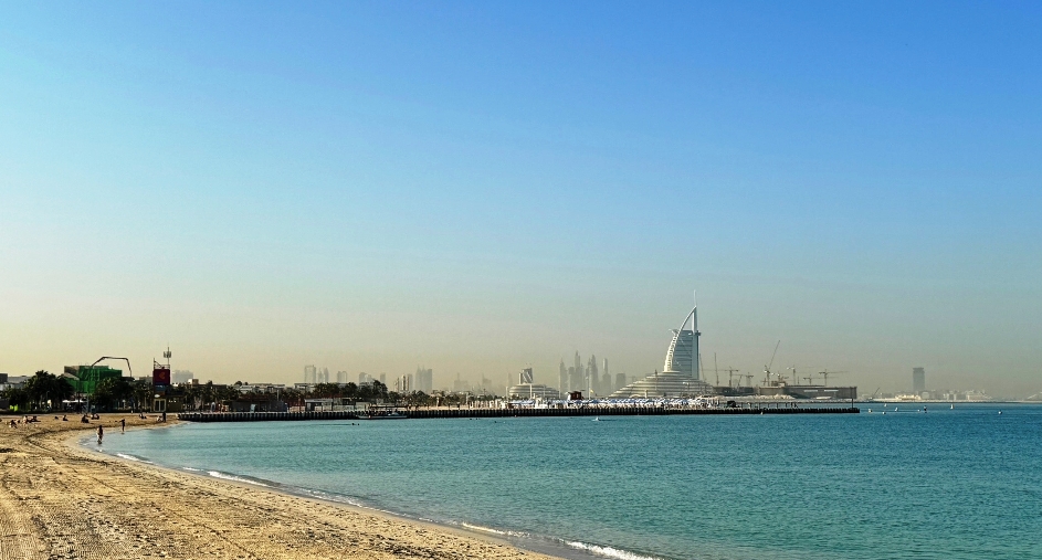 Ранним утром пляжи Дубая радуют отсутствием наплыва туристов. 