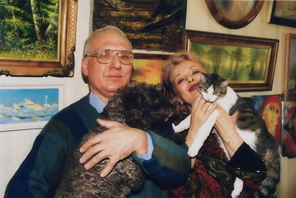 Валентина Шарыкина с супругом Юрием и домашними питомцами.