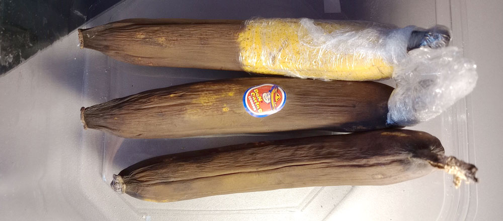 Бананы, которые хранились в комнате. На той части банана, которая обернута пленкой, есть только несколько малых пятен.