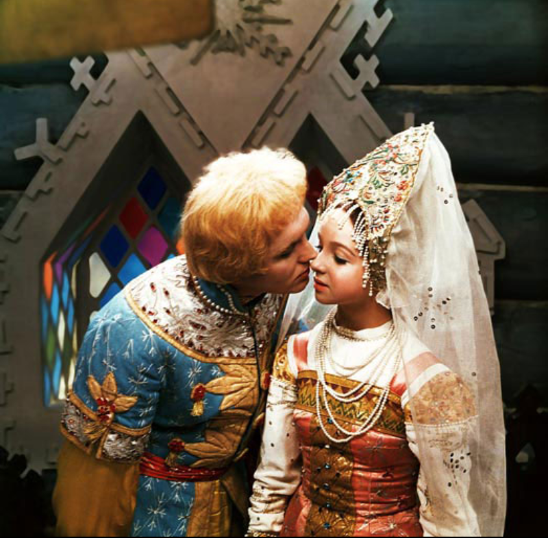 Впервые поцеловалась в кадре с «Иваном» - Эдуардом Изотовым. Х/ф «Морозко» (1964).