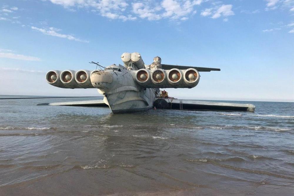 Ударный экраноплан-ракетоносец «Лунь» на берегу Каспийского моря. 