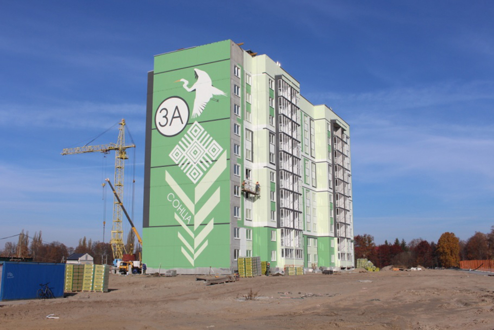 В пригородной деревне Галево Пинского района строится новый жилой комплекс. Первая десятиэтажка уже возведена. На очереди строительство еще одной и трех 7-этажных домов. 