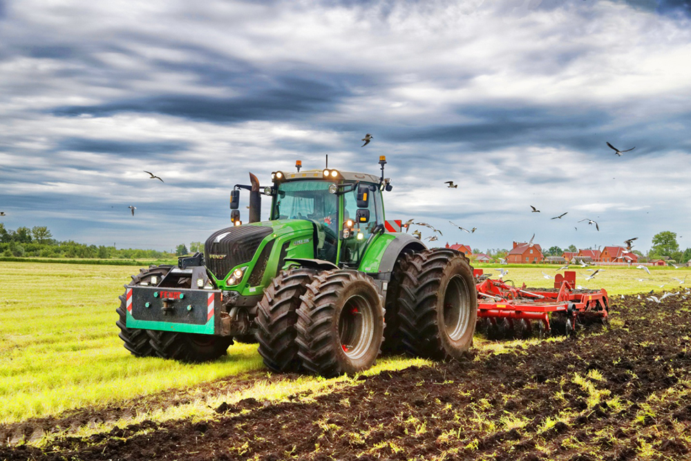 Сельскохозяйственные предприятия Пинского района обслуживает мощный машинно-транспортный парк – 660 тракторов, 182 комбайна, 57 комбинированных агрегатов, 314 грузовых автомобилей.