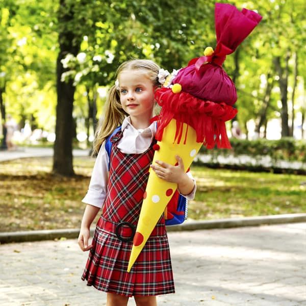 В кульке немецкой девочки - школьные принадлежности, сладости и подарки.