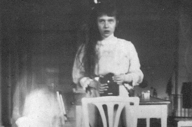 Великая княжна Анастасия Николаевна в возрасте 13 лет фотографирует себя с помощью Kodak Brownie, чтобы отправить другу в 1914 году.